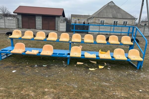 Не простояв і пів року: у місті на Дніпропетровщині вандали потрощили спортивний майданчик (ФОТО)