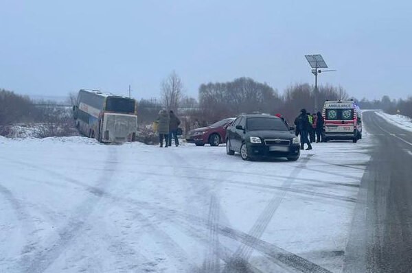 У Львівському районі пасажирський автобус злетів з дороги: Троє людей – у лікарні