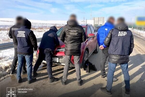 На Львівщині затримали митника, який переправляв ухилянтів за кордон за паспортами померлих