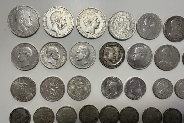 На кордоні з Польщею митники вилучили в уродженця Казахстану мемуари Муссоліні та старі німецькі монети