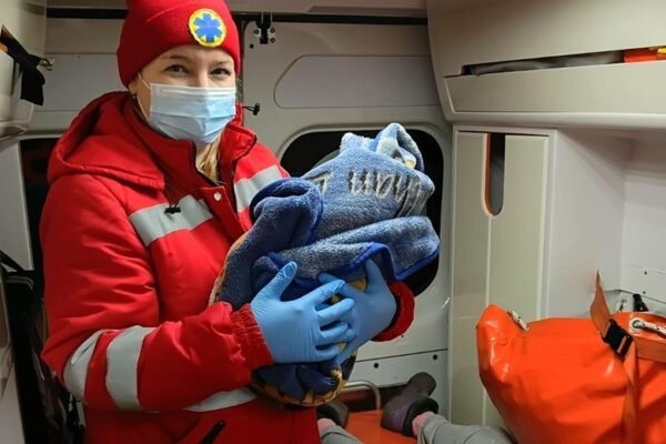 На Дніпропетровщині чоловік прийняв пологи в дружини, поки «швидка» мчала до них додому