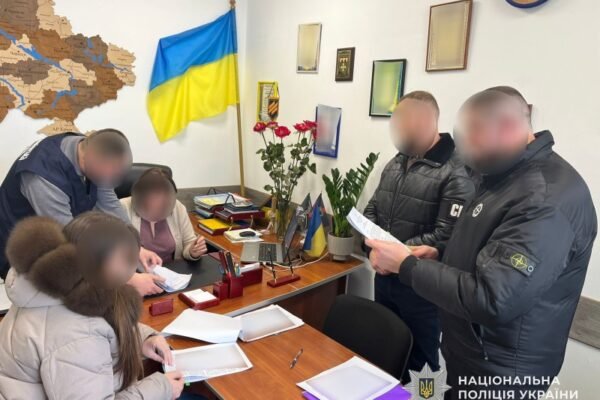 Незаконно передав в приватні руки 76 га землі: На Дніпропетровщині викрили голову сільради