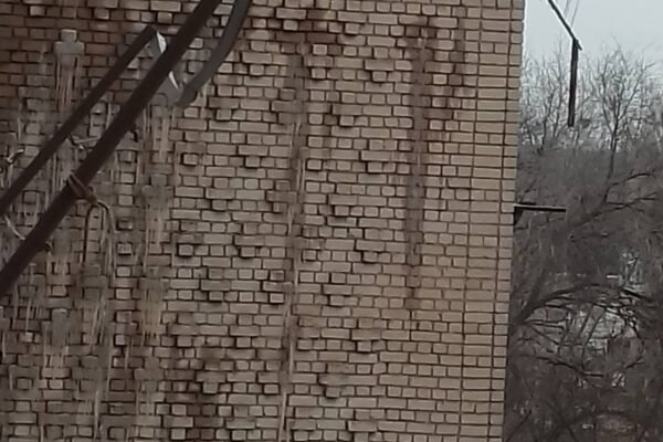 У місті на Дніпропетровщині багатоповерхівка перетворюється на «крижаний палац» через трубу у покинутій квартирі