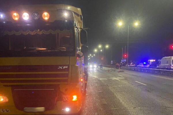 Біля Львова автопоїзд на смерть збив 54-річного чоловіка: Поліція розпочала розслідування