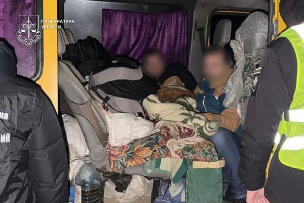 Ховав чоловіків під ковдрами у мікроавтобусі: На Закарпатті затримали переправника