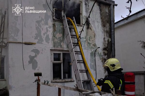 На Львівщині син виніс літніх батьків з палаючого будинку і врятував їм життя