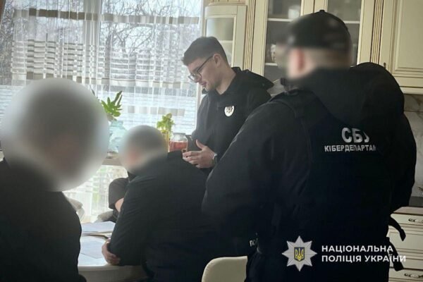 У Дніпрі лікарка з сином торгували непридатністю до служби за 10 тисяч доларів