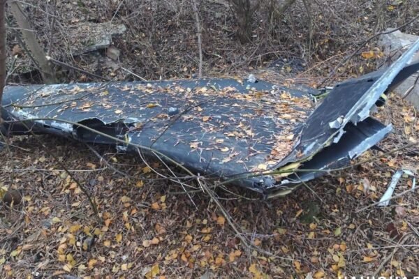 Уламки збитого російського дрона пошкодили лінію зв’язку та вікна в будівлі підстанції Укрзалізниці на Львівщині