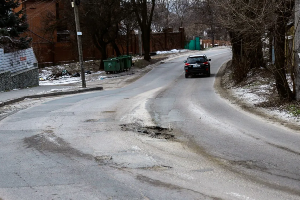 У Дніпрі асфальт на дорогах сходить разом із снігом (ВІДЕО)