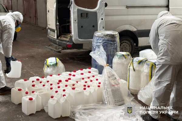 У Хмельницькому в рамках масштабної спецоперації з підпільної нарколабораторії вилучили наркотики та прекурсори на 2,5 млн грн