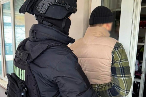 У Києві затримали чоловіка, що обіцяв оформити фіктивну інвалідність за 25 тисяч доларів