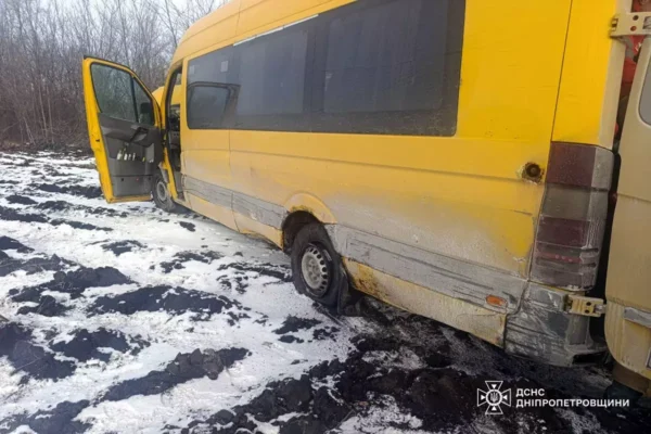 Під Дніпром жінку деблокували із буса після ДТП