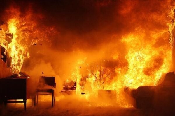 Внаслідок атаки дрона в Миколаєві спалахнув будинок