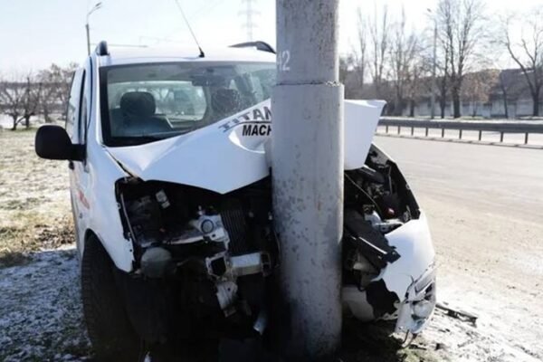 У Дніпрі автівка на швидкості влетіла на набережній у стовп: Водія госпіталізували (ВІДЕО)