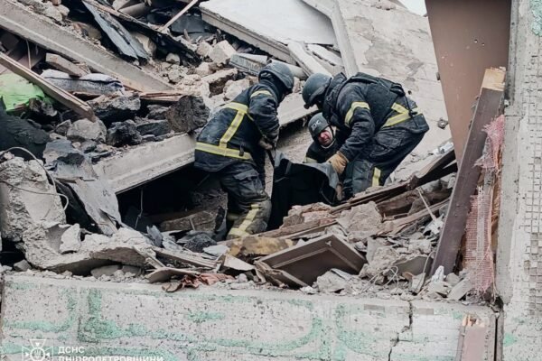Рятувальники Дніпропетровщини показали, як діставали людей з під завалів після обстрілу