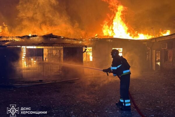 У Херсоні після обстрілу міста з РСЗВ рятувальники діставали людей з-під завалів