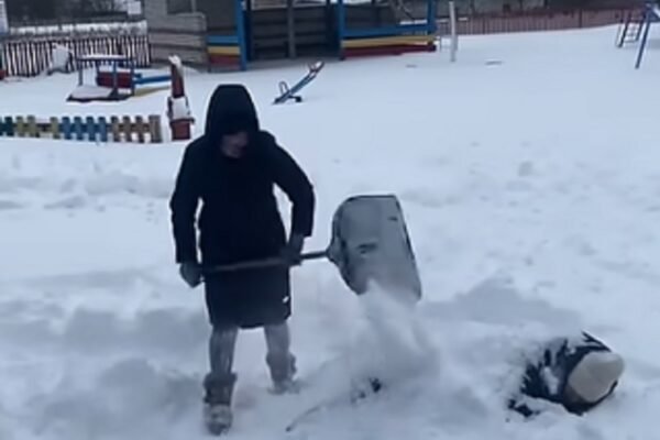 Заради тренду у ТікТок: На Волині діти закопали виховательку у сніг (ВІДЕО)