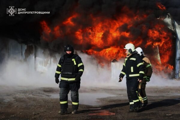 На Дніпропетровщині понад 100 рятувальників ліквідують наслідки удару по об’єкту інфраструктури (ФОТО)