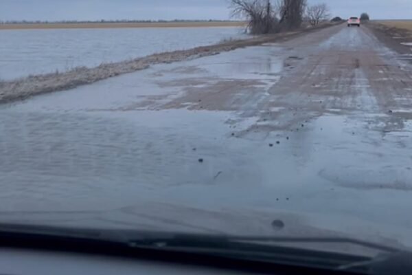 Поблизу Жовтих Вод річка вийшла з берегів і затопила дорогу (ВІДЕО)