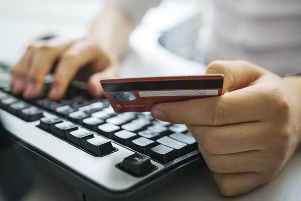 Поки батько був у полоні, син привласнював його виплати: На Львівщині 22-річного чоловіка звинувачують у шахрайстві