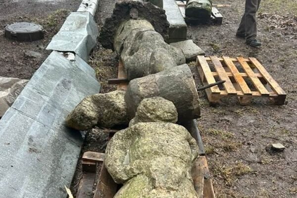 Десантники з Дніпропетровщини евакуювали із прифронтової зони кам’яних баб (ФОТО)