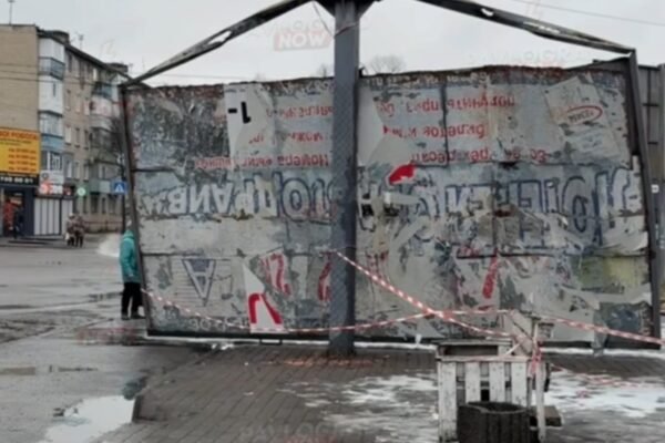 У Павлограді білборд склався навпіл і загрожує впасти на голови перехожим (ВІДЕО)