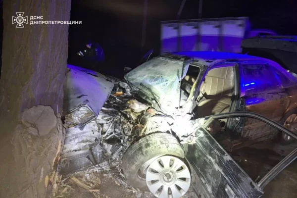На Дніпропетровщині рятувальники деблокували водія із понівеченого авто після ДТП
