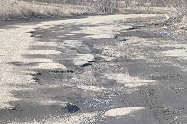 На Дніпропетровщині показали дорогу, де немає «живого місця» (ВІДЕО)