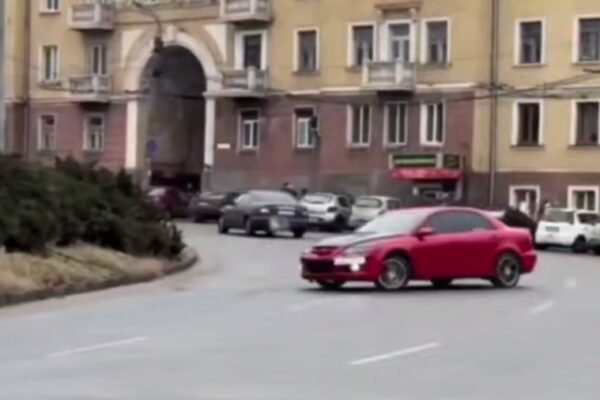 У Кривому Розі водій легковика влаштував дрифт посеред площі