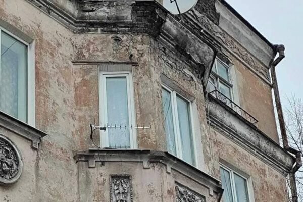 У центрі Кам’янського обвалюється фасад будівлі над центром краси (ФОТО)