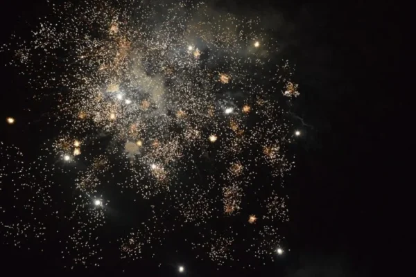 У місті у прифронтовому районі Дніпропетровщини невідомі розважалися феєрверками