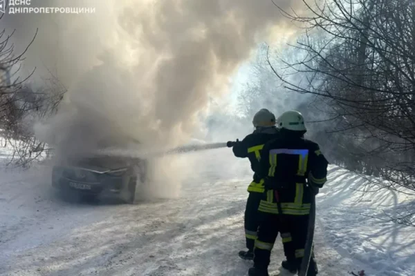У Кам’янському перед будинком згорів автомобіль (ВІДЕО)