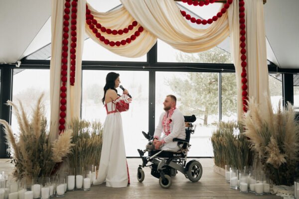 Кохання, сильніше за війну: У Львові поранений поліцейський одружився зі своєю обраницею (ФОТО, ВІДЕО)