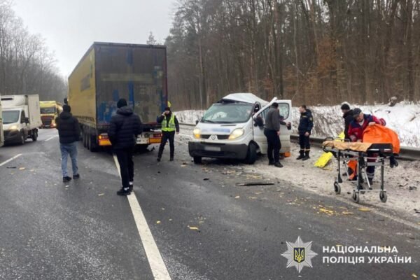 На Хмельниччині не розминулися фура та мікроавтобус. Загинув чоловік