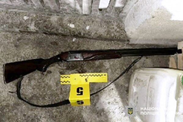 Сімейна драма на Хмельниччині: Чоловік вистрілив з рушниці в дружину та намагався вбити себе
