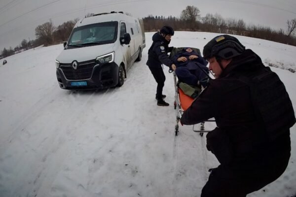 “Білі янголи” евакуювали з прикордонного села жінку зі зламаною ногою