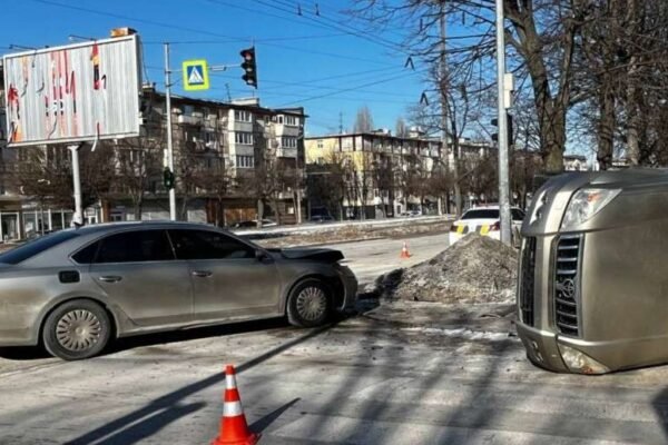 У Дніпрі автівка перекинулася на бік після ДТП