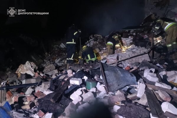 З’явилося відео з Просяної на Дніпропетровщині, де після влучання КАБу під завалами шукають людей