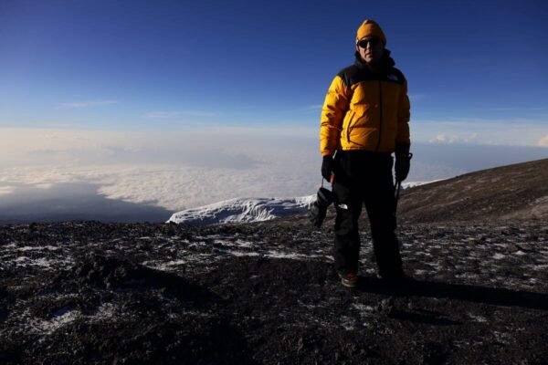 Атлет з Дніпра встановив український прапор на найвищій точці Кіліманджаро (ФОТО)