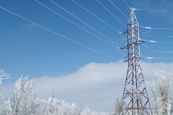 На Тернопільщині через обледеніння ліній електропередач без світла залишилися 65 населених пунктів