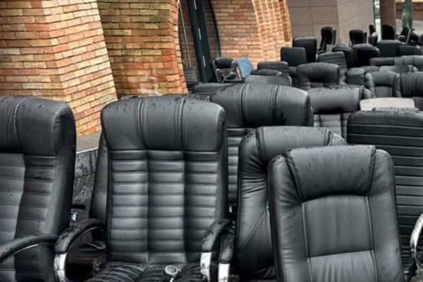 У Дніпрі після рейду по колцентрах посеред вулиці опинилися десятки офісних крісел (ВІДЕО)