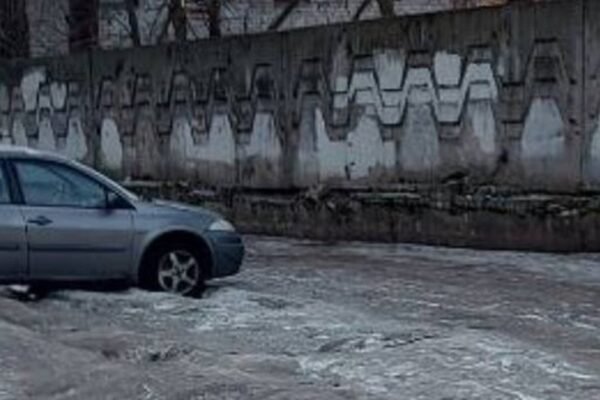 У Дніпрі територія біля школи перетворилася на льодяну пастку