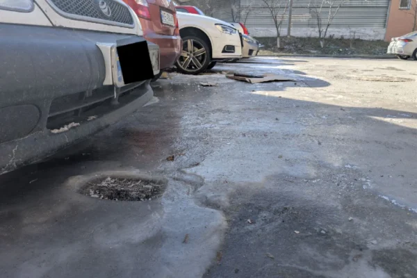 У Дніпрі на одному з житлових масивів автівки вмерзли у кригу (ФОТО)