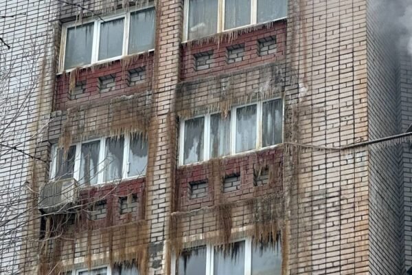 У Дніпрі жінка назбирала повну квартиру сміття, через що ледь не згоріла багатоповерхівка (ВІДЕО)