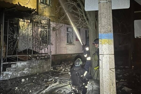 У Шахтарському на Дніпропетровщині внаслідок удару БпЛА горів будинок (ВІДЕО)
