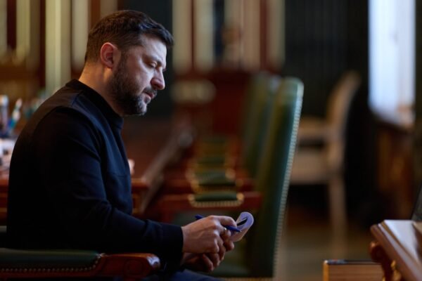 Зеленський провів селектор по ситуації в енергетиці: Понад 1400 будинків в Києві залишаються без опалення