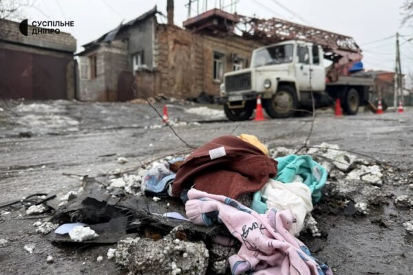 Відійшла три кроки і на колиску обвалилася стеля: Як мати врятувала немовля під час обстрілу у Дніпрі (ВІДЕО)
