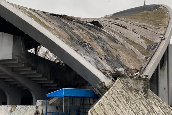 У Дніпрі руйнується на очах дах літнього театру у парку Глоби (ВІДЕО)