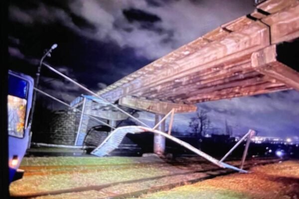 У Кривому Розі буревій обірвав контактну мережу трамваю під мостом