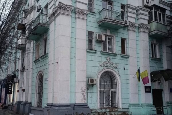 У Кам’янському будинок біля мерії пішов тріщинами (ВІДЕО)